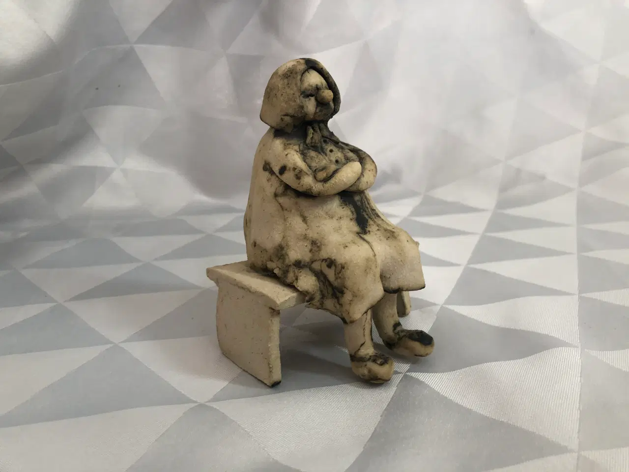 Billede 9 - Keramik figur dame på bænk, Kirsten Hørsman