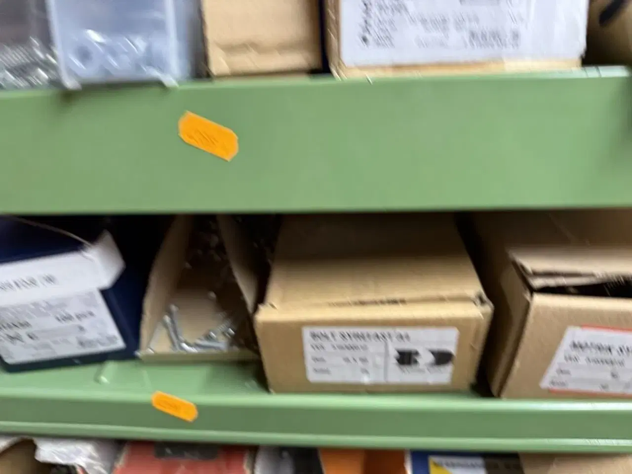 Billede 5 - Stålreol med diverse skruer, søm m.m.