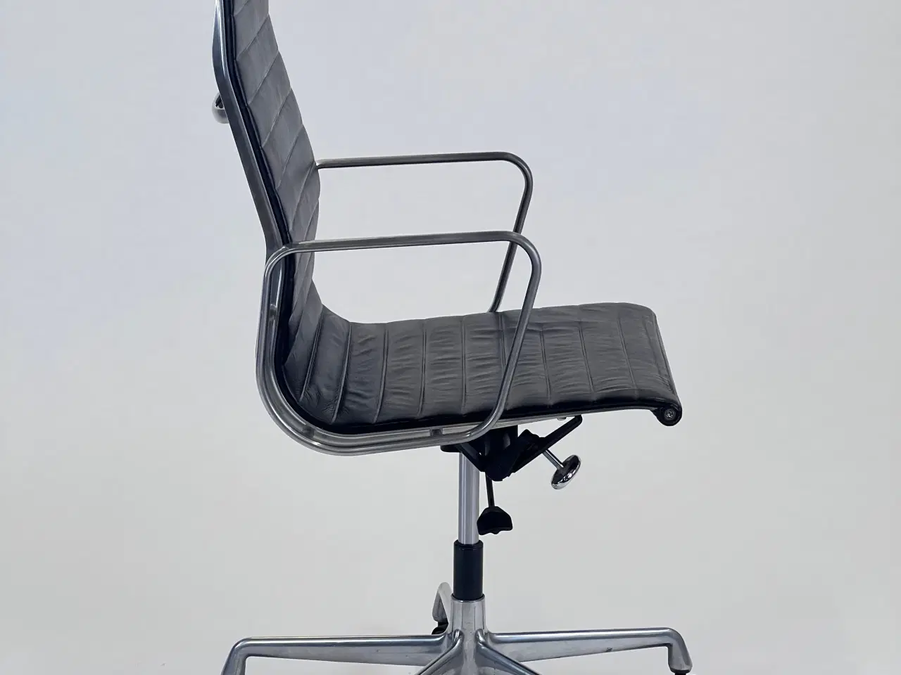 Billede 6 - Vitra Aluminium EA 119 Kontorstol med Swivel, Armlæn og Vippe Mekanisme