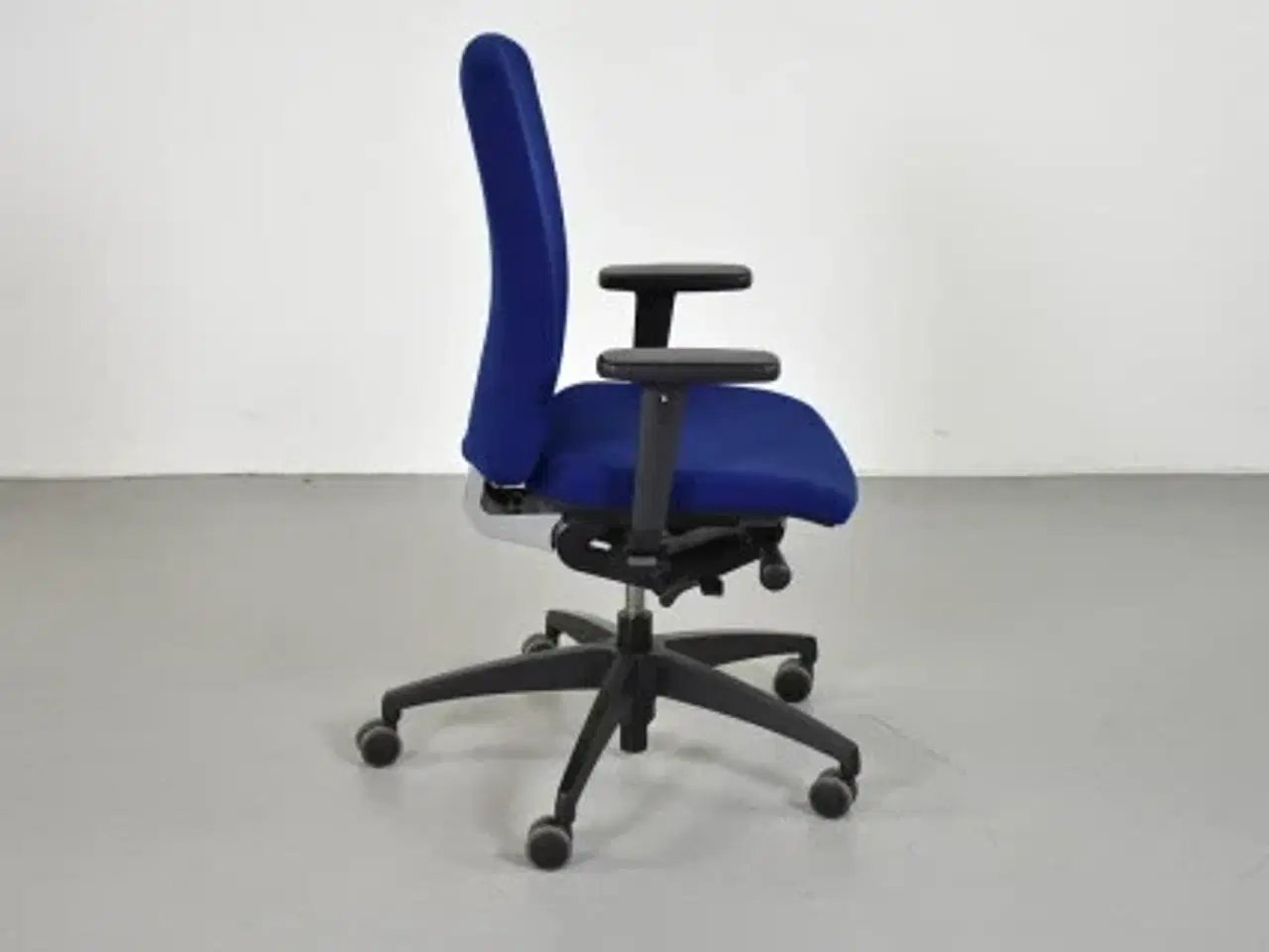 Billede 4 - Duba b8 kontorstol med blåt polster og sorte armlæn