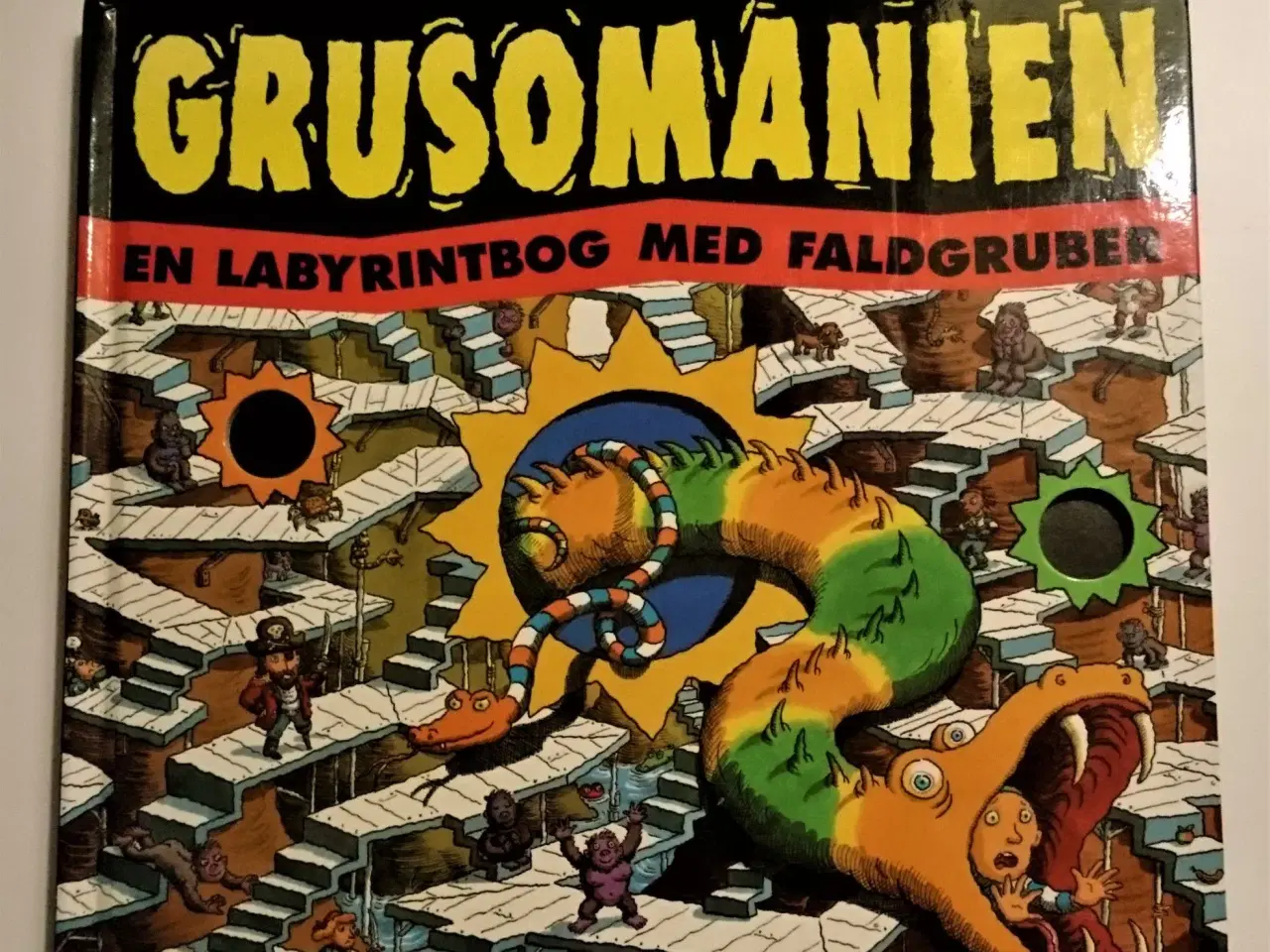 Billede 1 - Grusomanien - På omslaget: En labyrintbog med fald