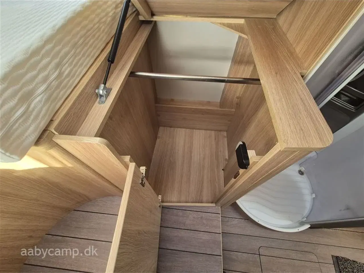 Billede 22 - 2019 - Knaus Sky I 700 LEG   Automatgear. markise. solceller. batterier. Elektrisk  indgangstrin. TV.  Egoist model Uden sænkeseng i forenden!!  Bemærk 3850 Kg. total.