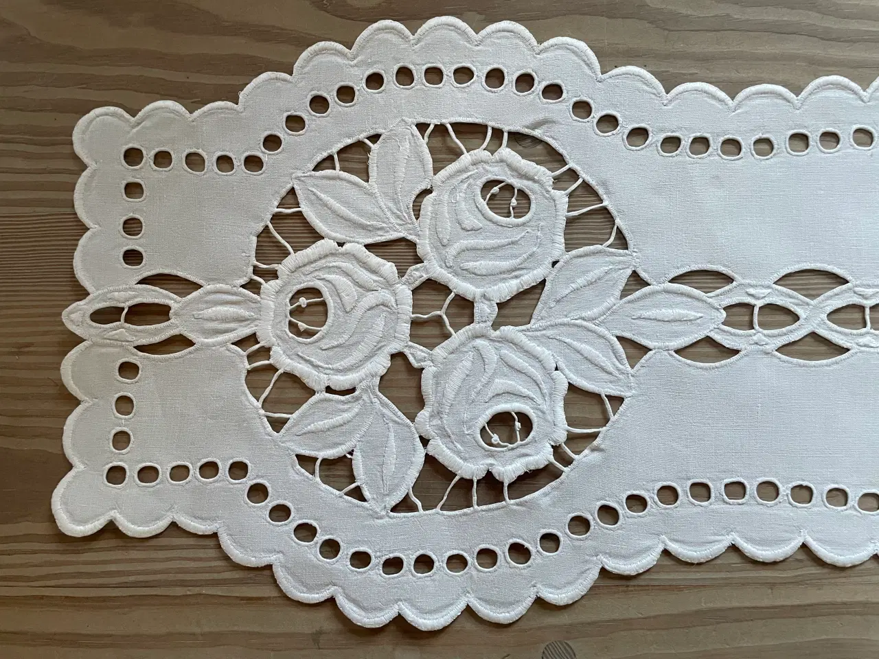 Billede 2 - Løber i venetiansk broderi