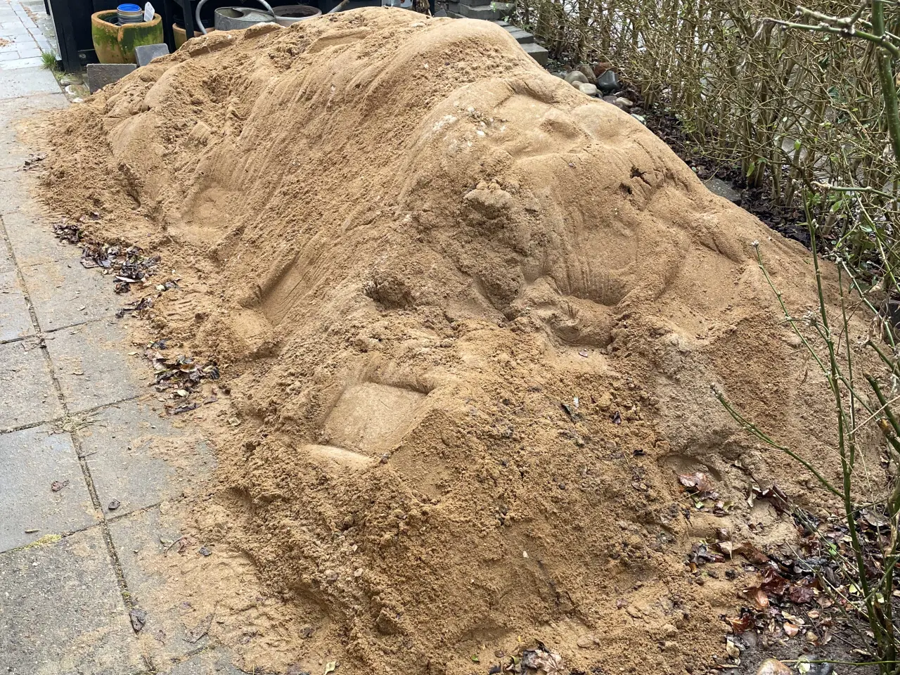 Billede 1 - Afretningssand mindst 3m3. Først til mølle!