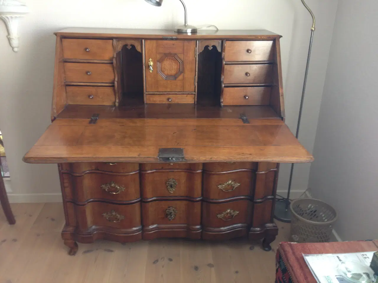 Billede 1 - Chartol/sekretær med stol. 150 år gl.