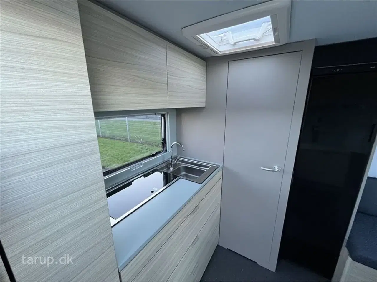 Billede 11 - 2020 - Adria Altea 362 LH   Fortelt: Ventura Vivo luftfortelt, mover, 140 l. køleskab m/ fryser, køkken i bagende, toiletrum m/ bruser, enkeltsenge som kan laves til dobbeltseng