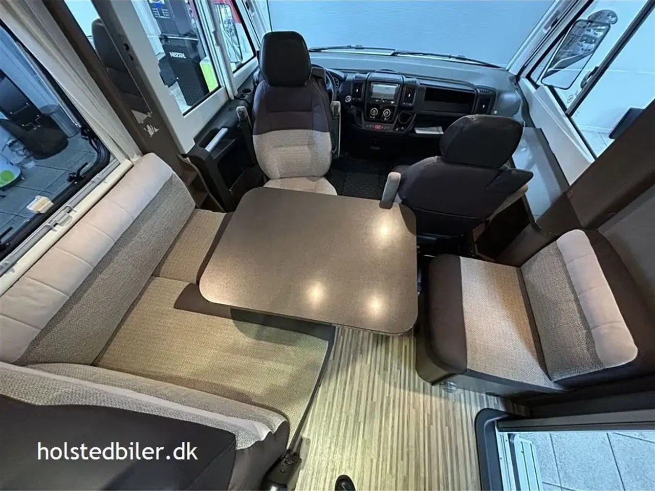 Billede 6 - 2013 - Adria Sonic Axess   Dobbeltseng - hæve/sænkeseng - plads og luft.
