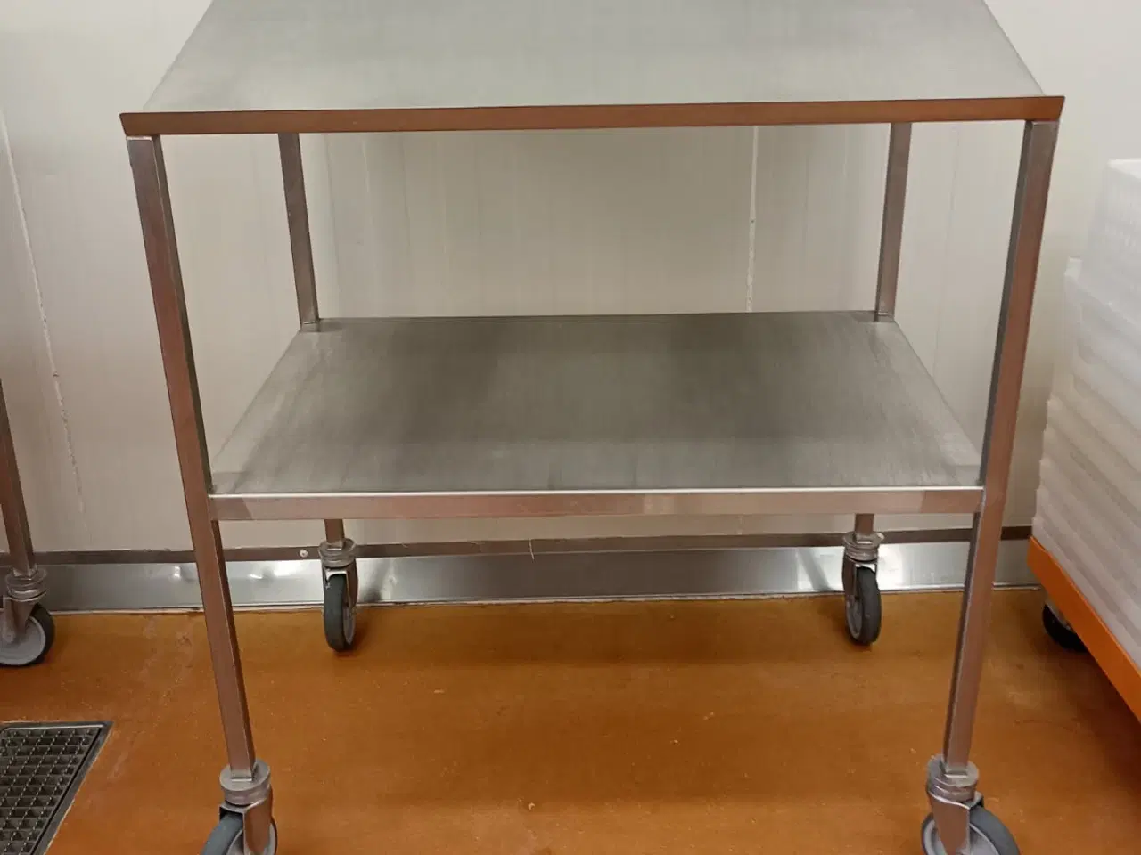 Billede 1 - Bord med skrå og vandret hylde på hjul  