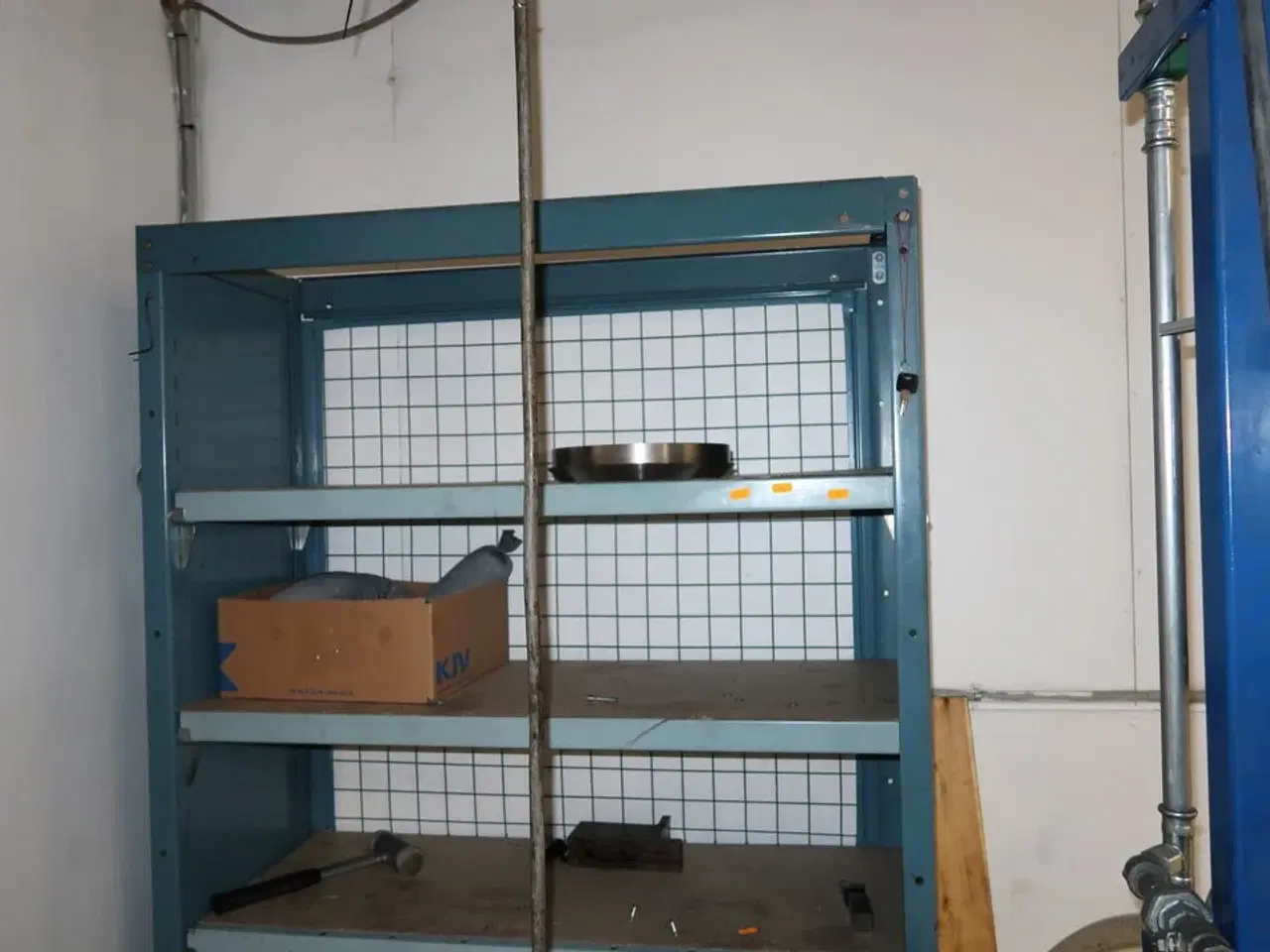 Billede 2 - Reol med indhold