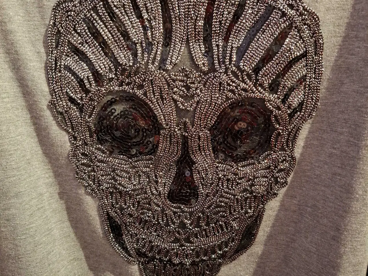 Billede 4 - Grå bluse fra Zizzi med dødningehoved 