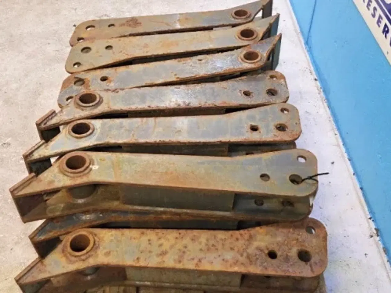 Billede 5 - New Holland B100B Support 87310368  14 Stk