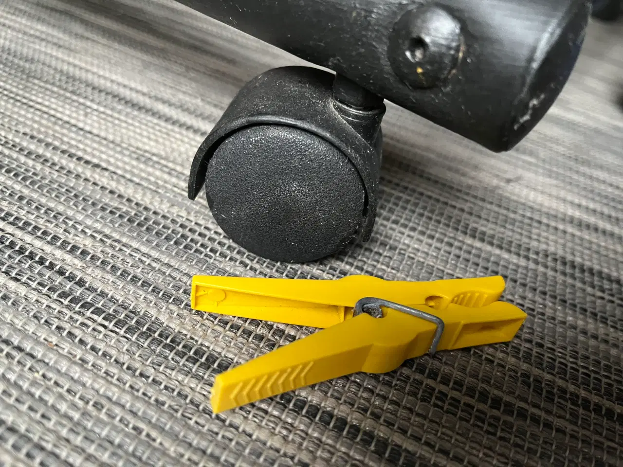 Billede 2 - Fjernsynsbord, sortmalet. Giv et bud.