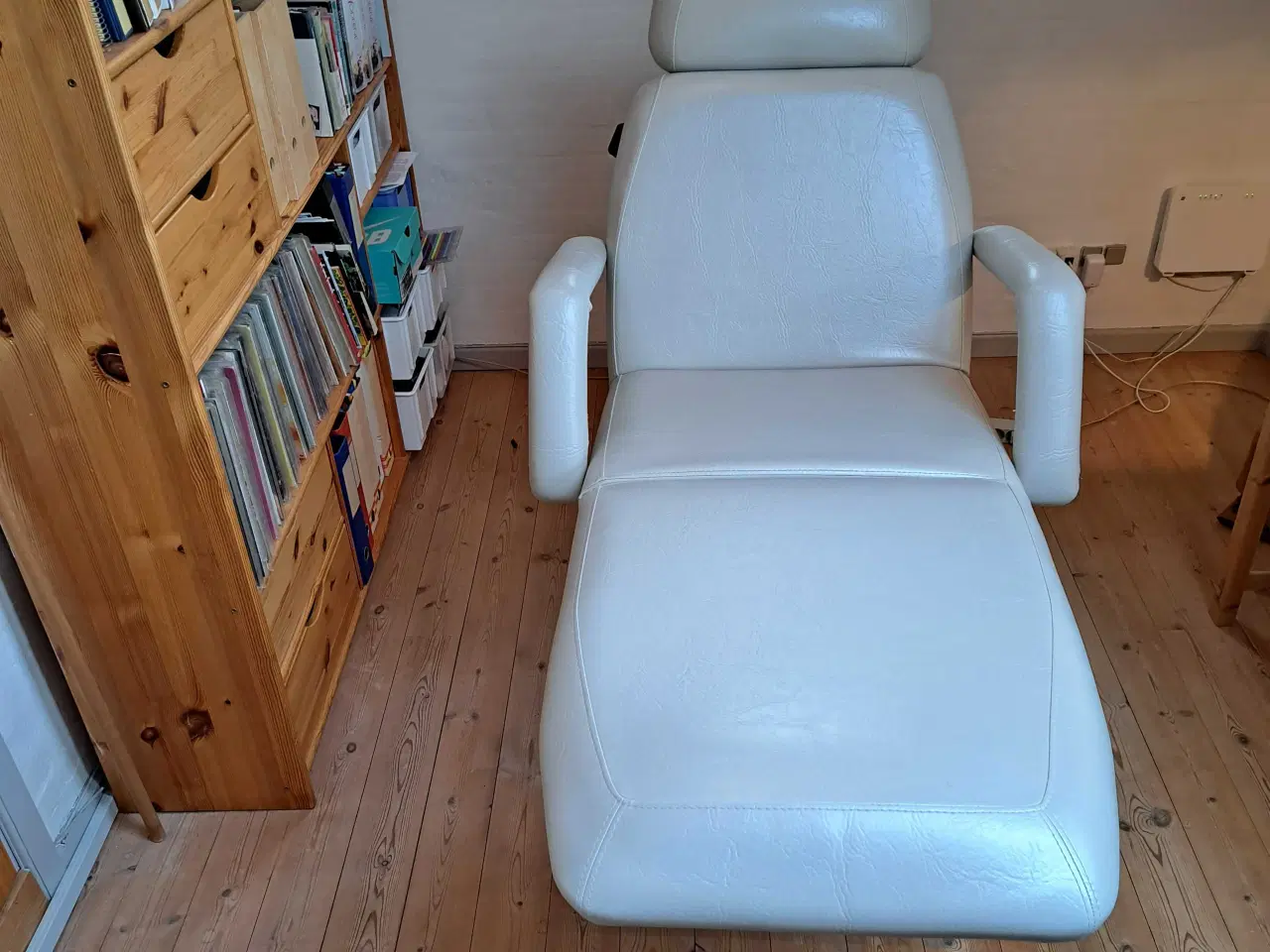 Billede 2 - "Sorisa" Kosmetologstol/Behandlerbriks