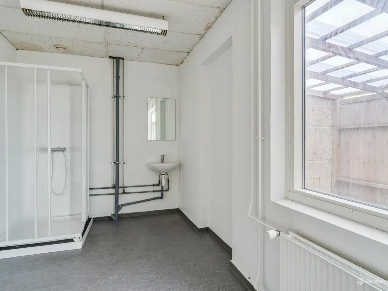 Billede 5 - Stor lagerhal med kontorafsnit og bad i Kastrup