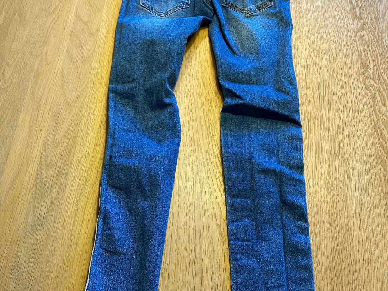 Billede 4 - Stribede jeans med god vide str. 134. Tshirt mm