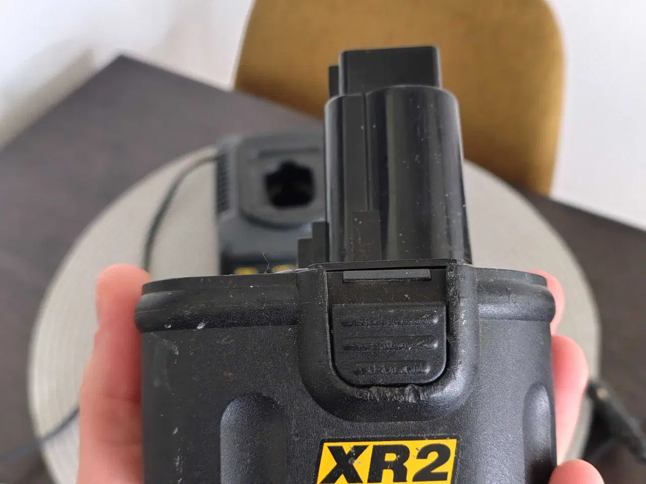 Billede 2 - 2 DeWalt Batterier plus Oplader 