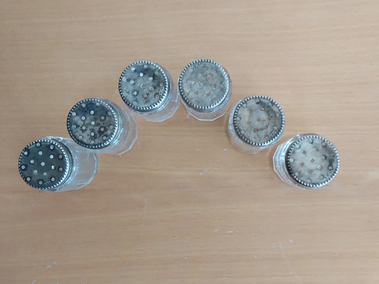 Billede 4 - Salt og peberbøsser med sølvlåg stemplet 830.