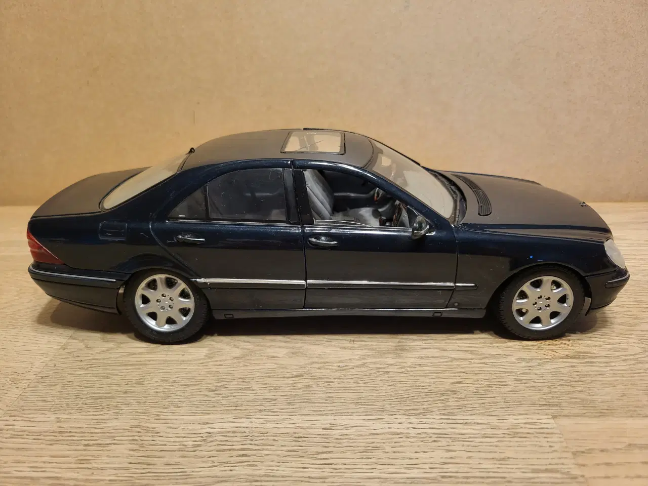 Billede 1 - Modelbil. Mercedes-Benz S 500 (1998) Skala 1/18.