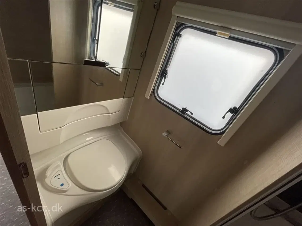 Billede 14 - 2020 - Adria Adora 573 PT Supreme edition   Adria Adora 573 PT Supreme Edition årg. 2020 7 sovepladser, 5 siddepladser. Køjer, dobbeltseng, rundsiddegruppe,  mover, solceller