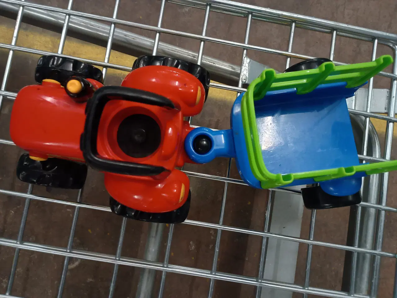 Billede 2 - Traktor med vogn.