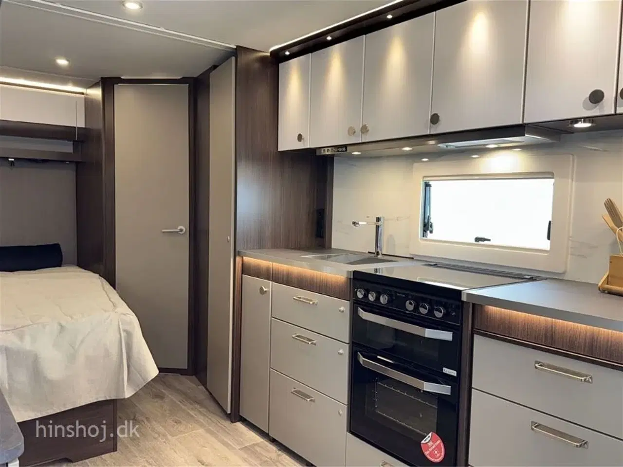 Billede 8 - 2026 - Polar Blueline 560 FD   Polar Blueline med fransk dobbeltseng og rundsiddegruppe fra Hinshøj Caravan
