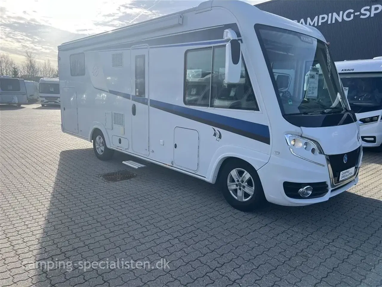 Billede 2 - 2018 - Knaus Sky I 700 LX   Knaus Sky Wave 700 2018 - automatgear - helintegreret kan nu ses hos Camping-Specialisten.