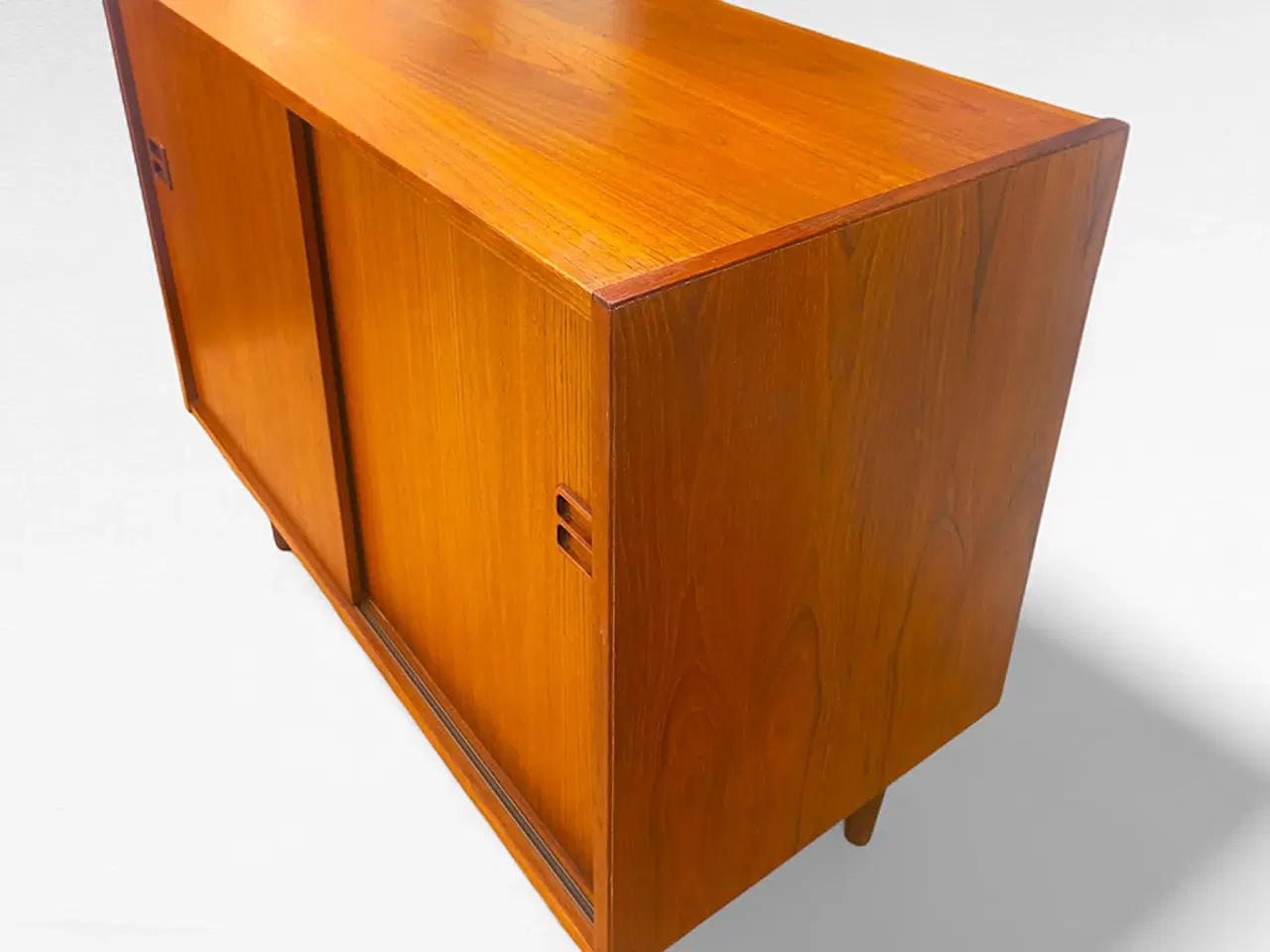 Billede 3 - Elegant teak skænk med skydelåger – Dansk Design f