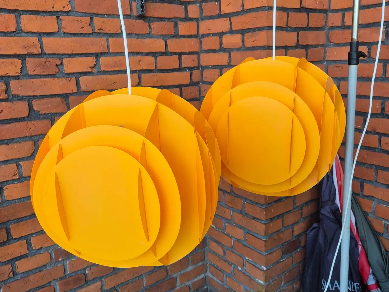 Billede 4 - Flotte gule lamper i plast 