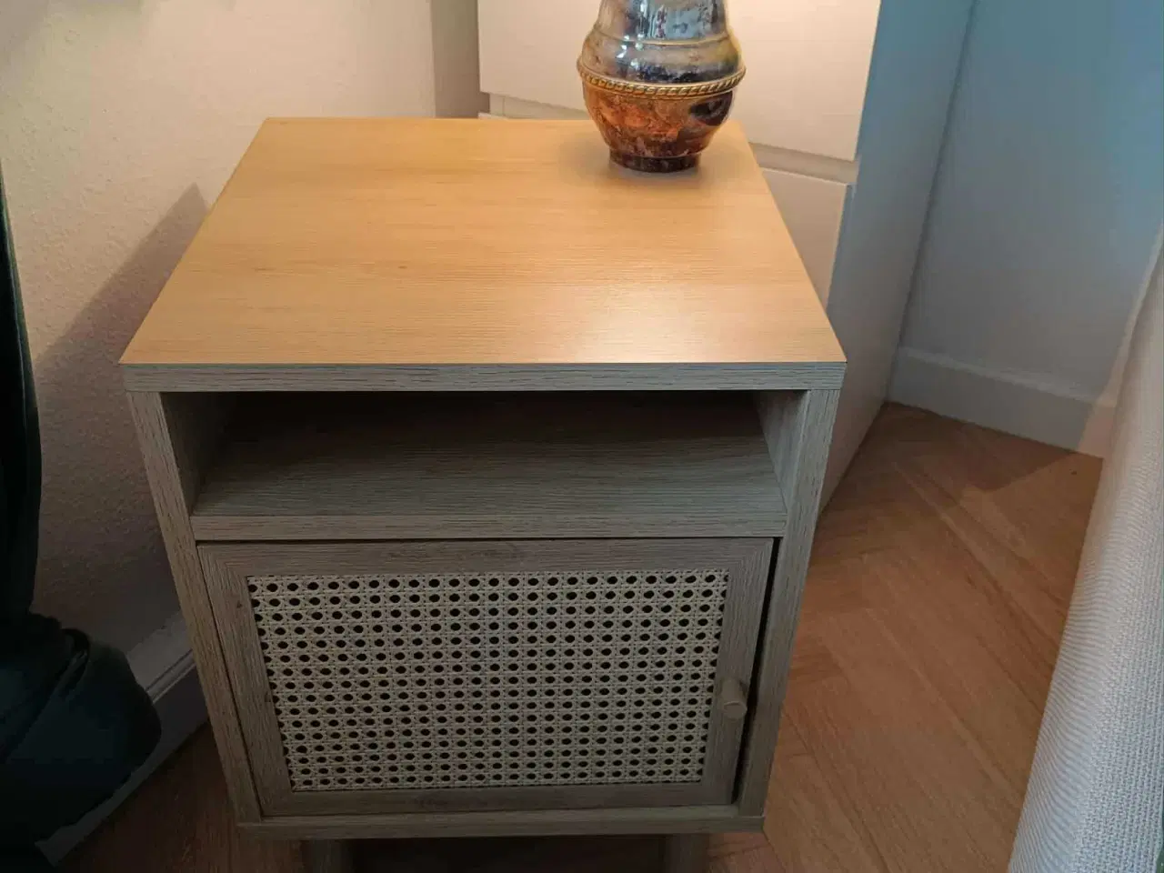 Billede 2 - Smukt sengebord! Som ny!