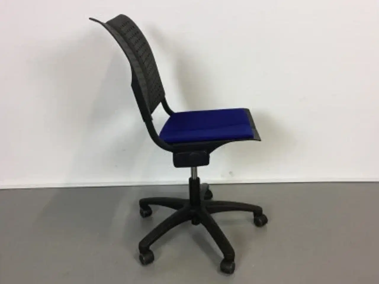 Billede 4 - Häg conventio w kontorstol i sort med blå polsteret sæde og stel