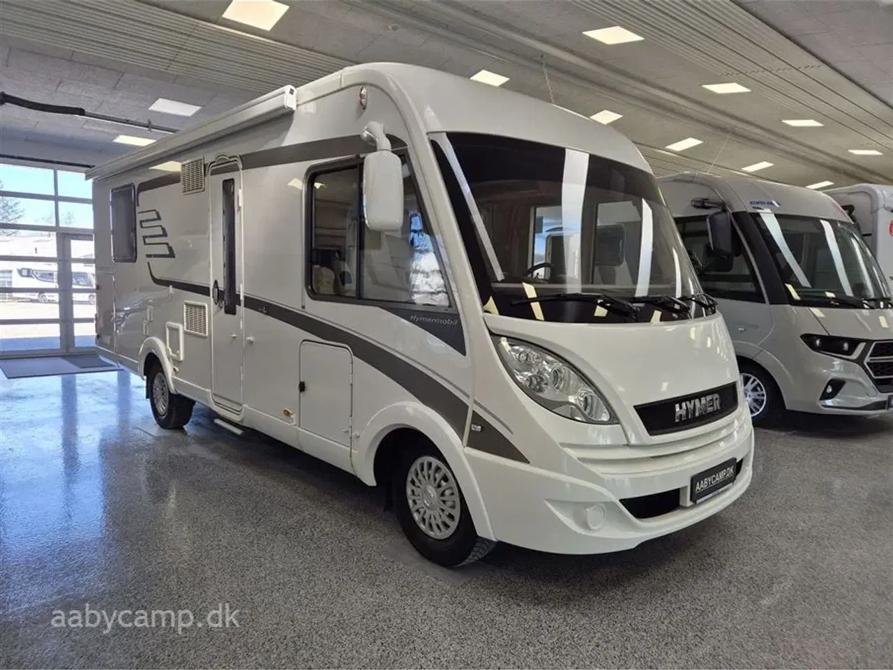 Billede 1 - 2015 - Hymer B 698   Automatgear. solceller. 200Ah Lithium batteri. 2000w Inverter. luftundervogn. hydrauliske støtteben. elektrisk markise. elektrisk indgangstrin. Queensbed. Kun 68,000 Km !!!