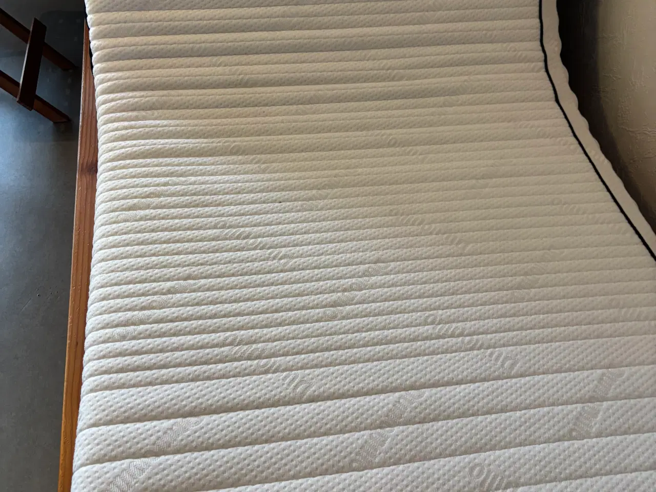 Billede 1 - Seng med elevationbund og Donlopillo madras