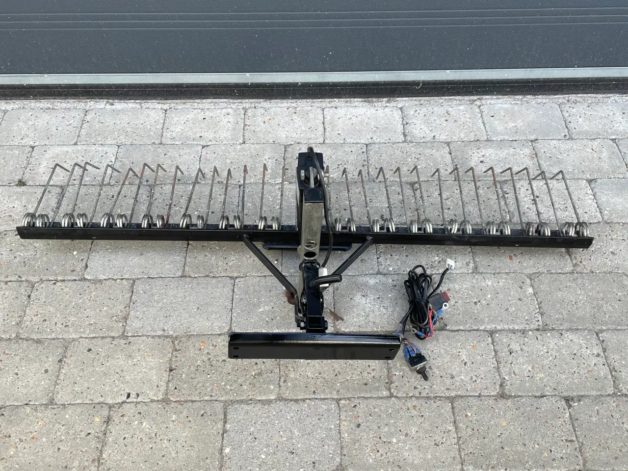 Billede 1 - Gårdspladsrive m. Elløft
