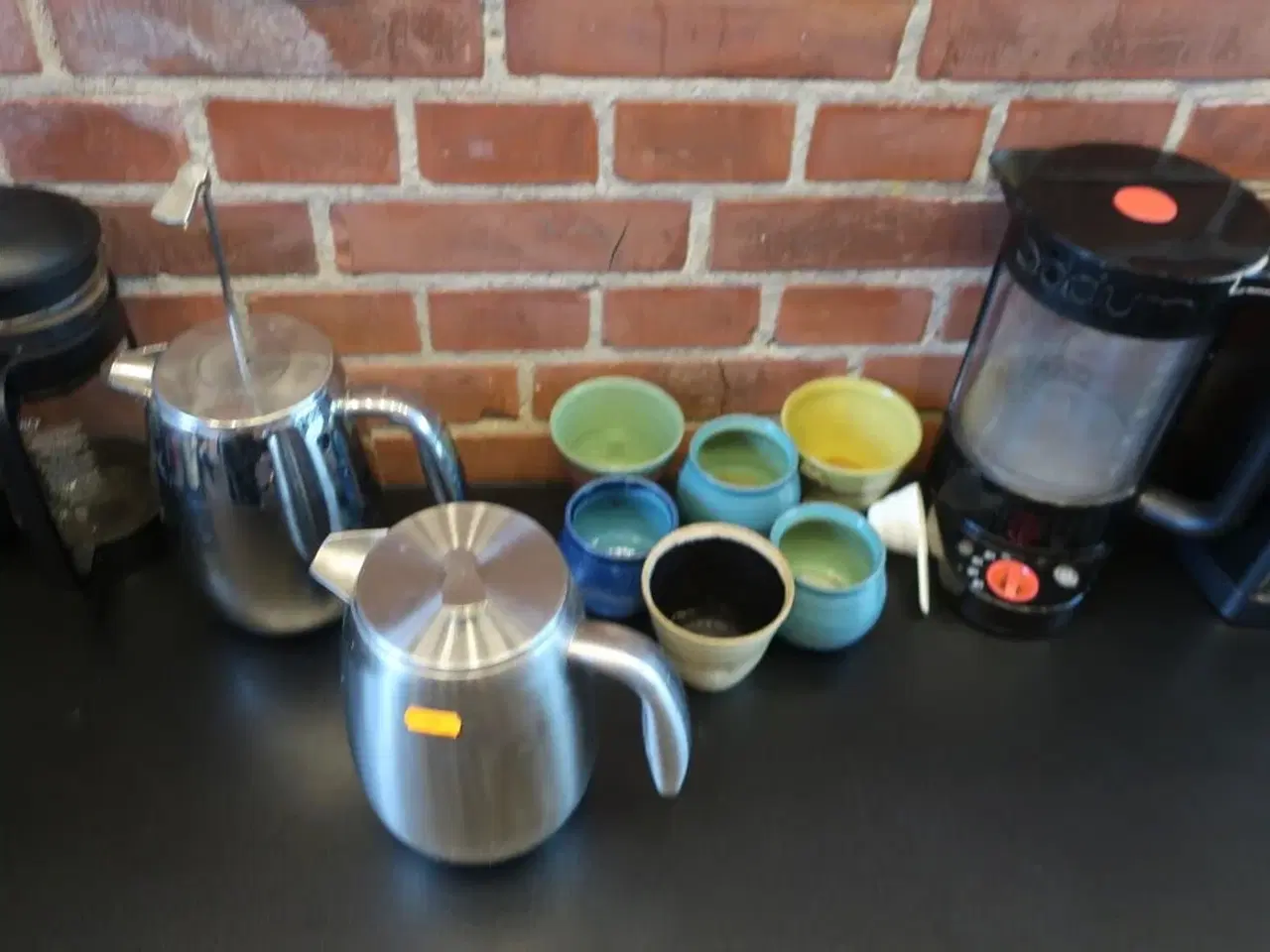 Billede 4 - Kaffekværn WILFA samt div. kander, kedler m.v. på bord