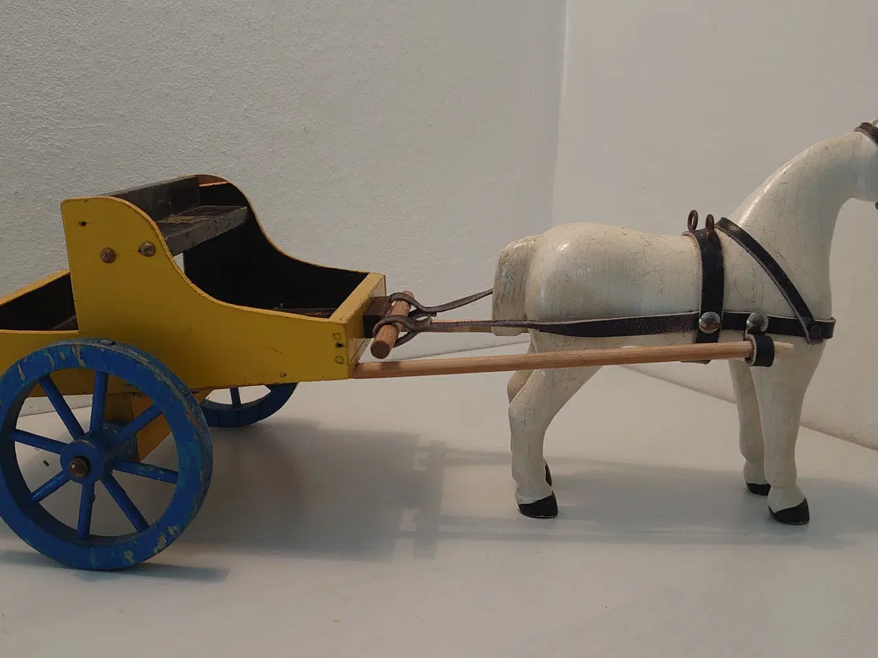 Billede 2 - Fængselslegetøj? Hvid hest med vogn. 1940´erne.