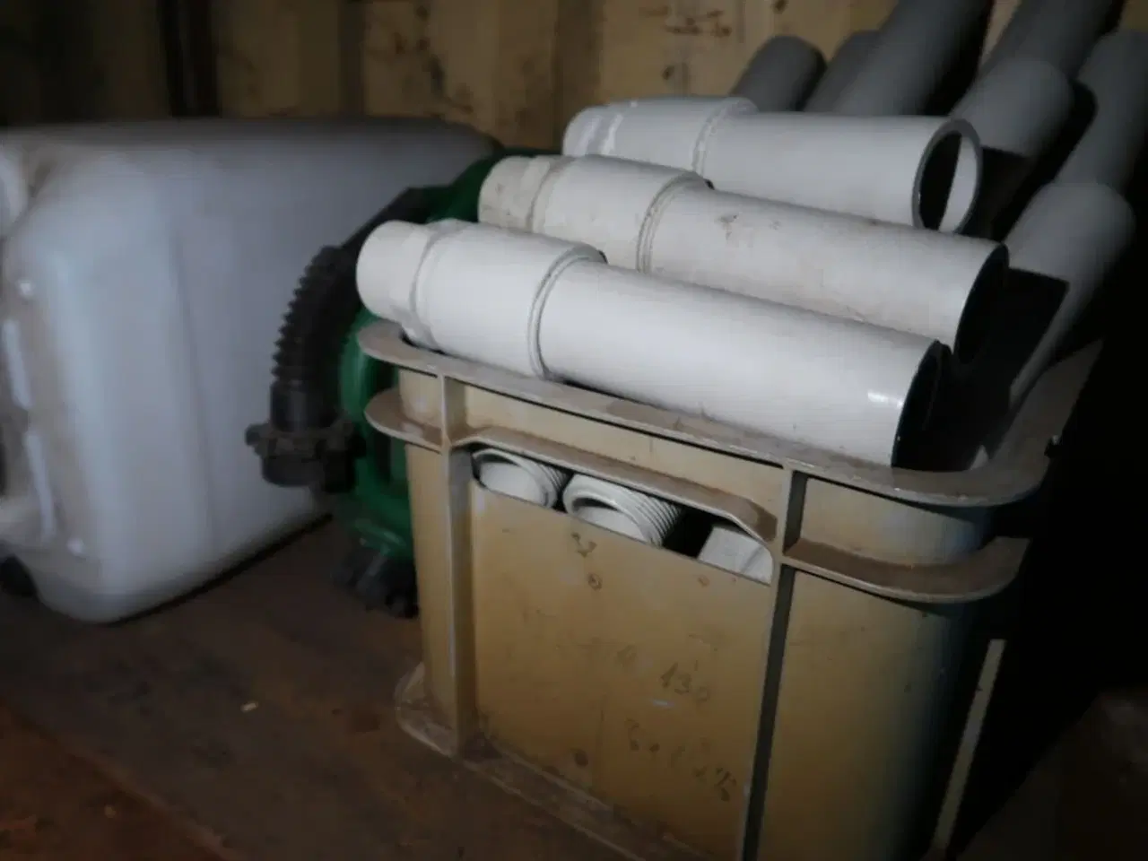 Billede 14 - Grenreol med div. Tagrender, rør m.m.