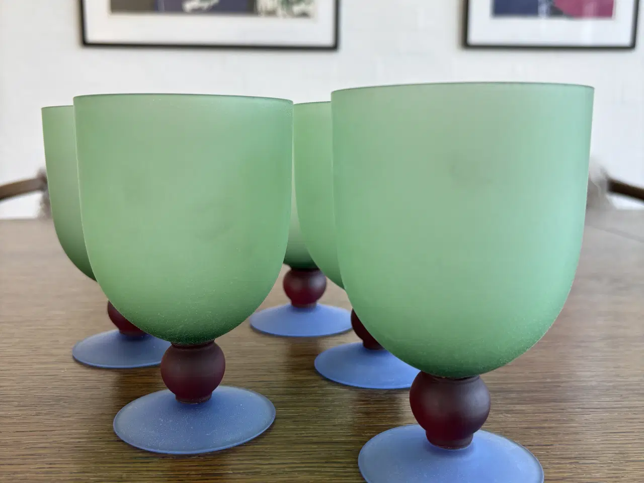 Billede 1 - 5 vintage-glas på fod i farvet, matteret glas