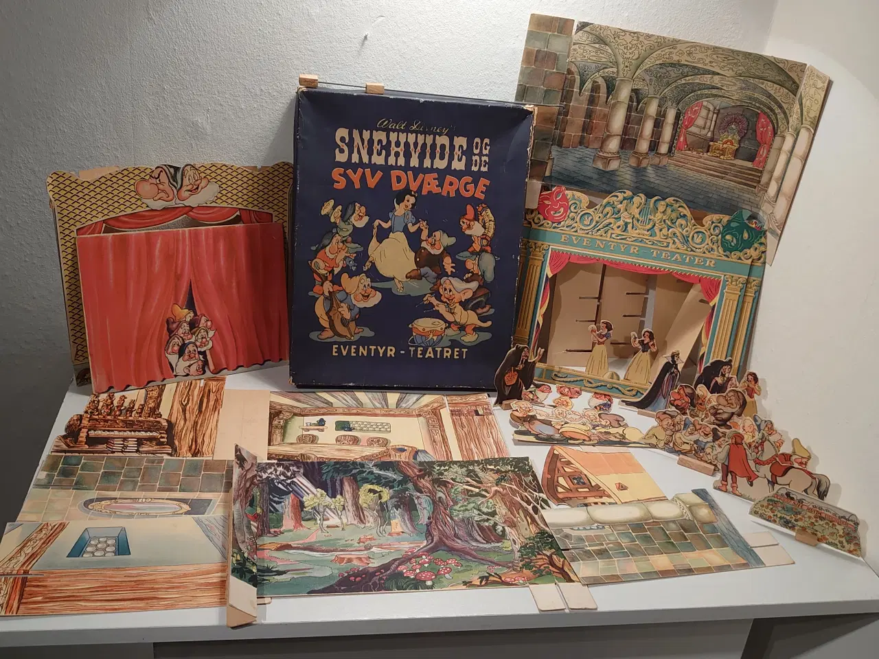 Billede 1 - Gammelt Eventyrteater i karton, Snehvide og de...