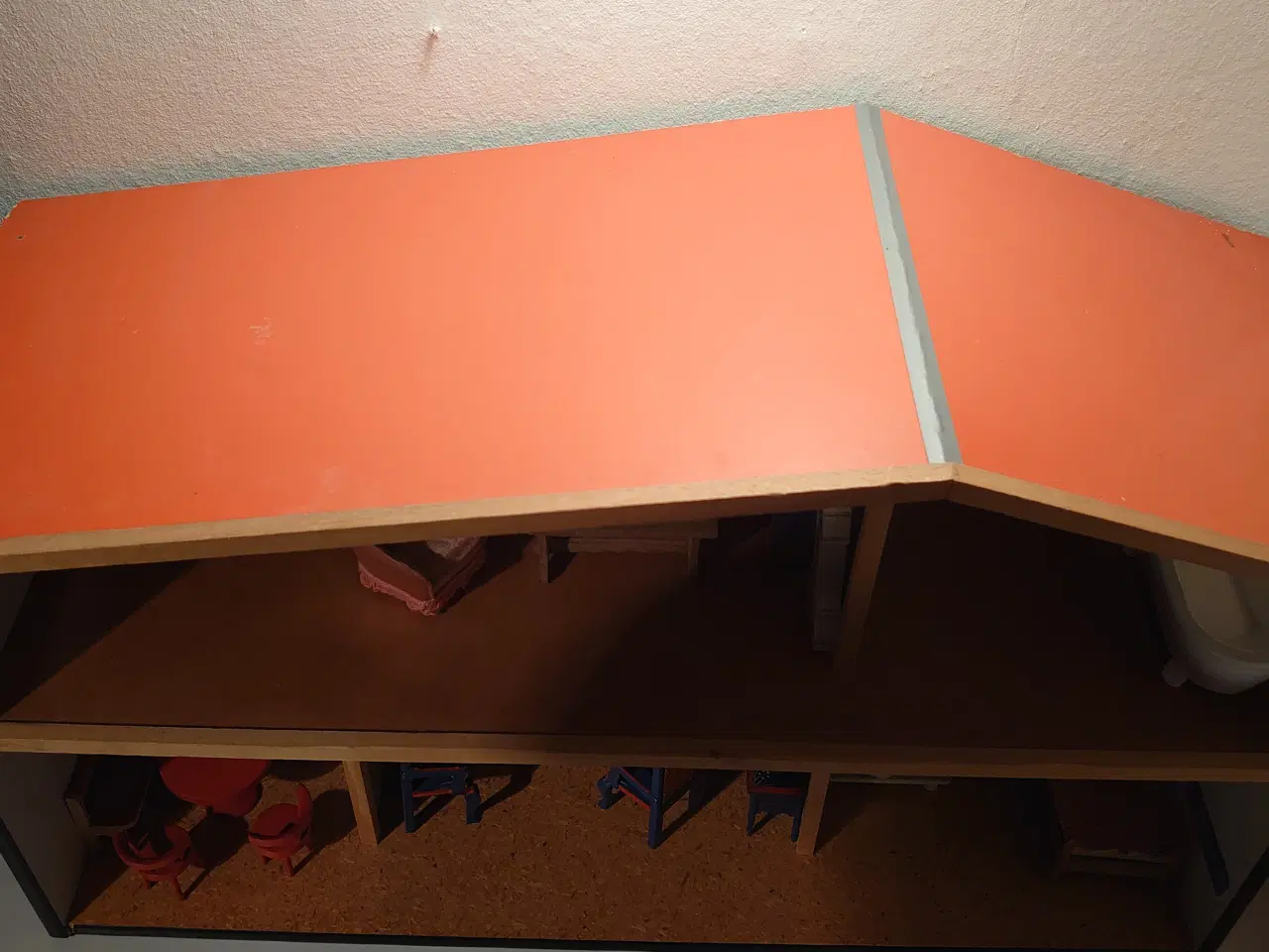 Billede 7 - Ældre velholdt dukkehus med 28 træmøbler