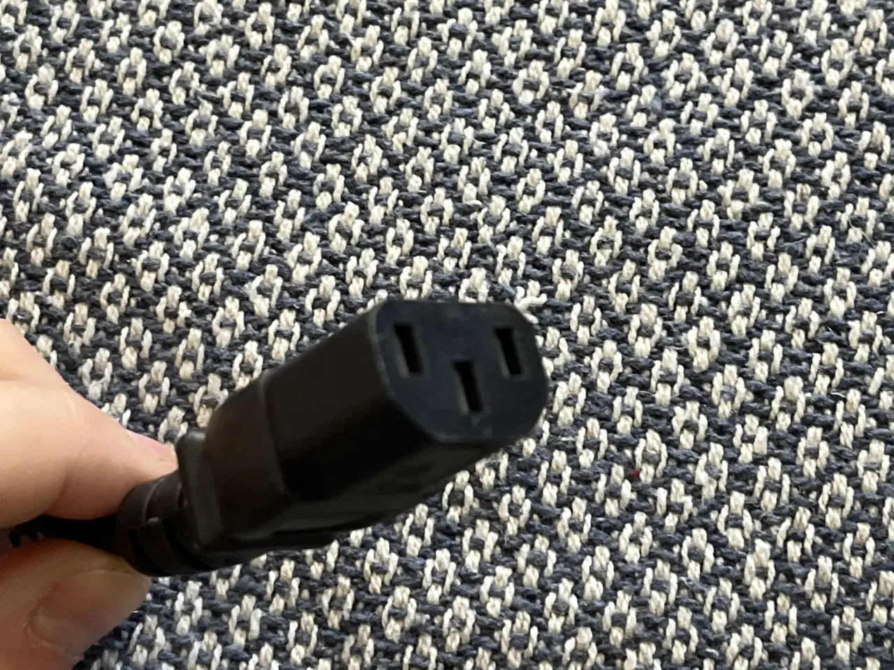 Billede 2 - Strømkabel / netledning til PC strømstik. Vinklet 