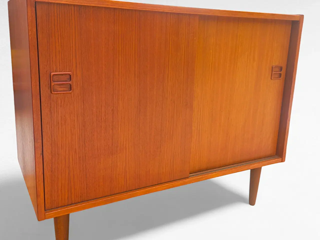 Billede 1 - Elegant teak skænk med skydelåger – Dansk Design f