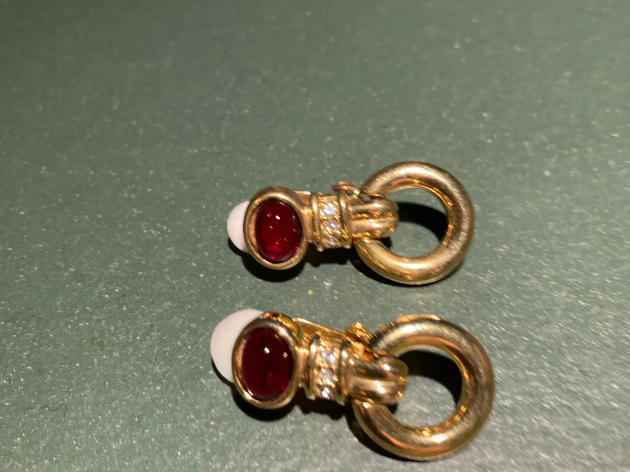 Billede 1 - Gyldne øreclips med rød sten