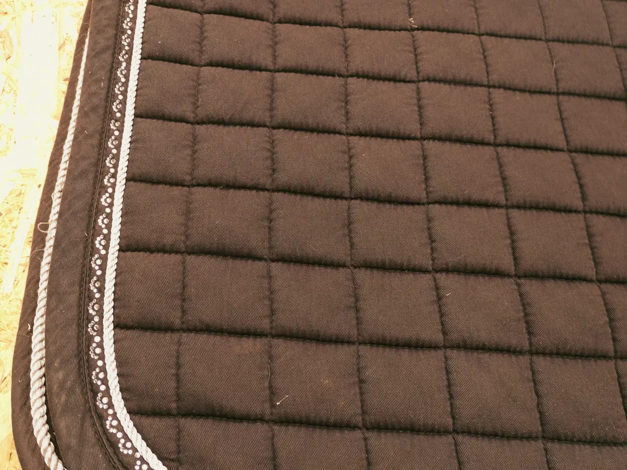 Billede 1 - Sort sadelunderlag,17"