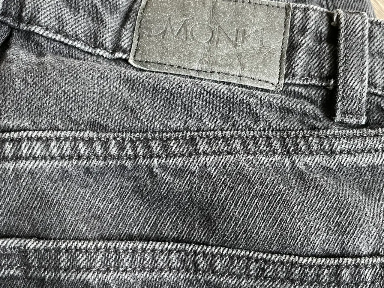 Billede 2 - Monki jeans str 27 sorte