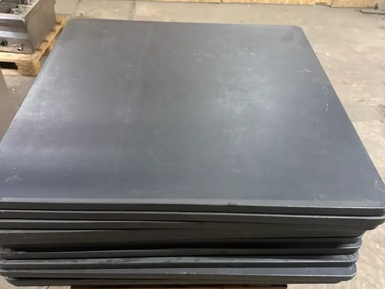 Billede 1 - 12 stk. Kunstlæder bordplader 80*80 (MOMSFRI)