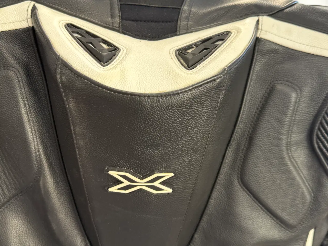 Billede 5 - IXS Motorcykeldragt i læder, sort og hvid farve