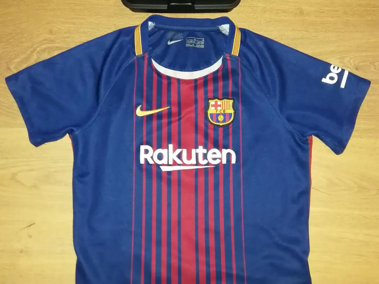 Billede 1 - FC BARCELONA 2017 TRØJE STR. 6/7 ÅR OG NY MADKASSE