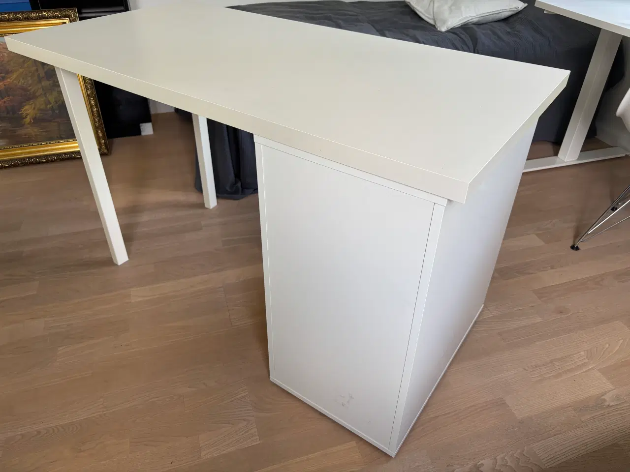Billede 3 - Hvidt skrivebord med skuffeelement fra IKEA