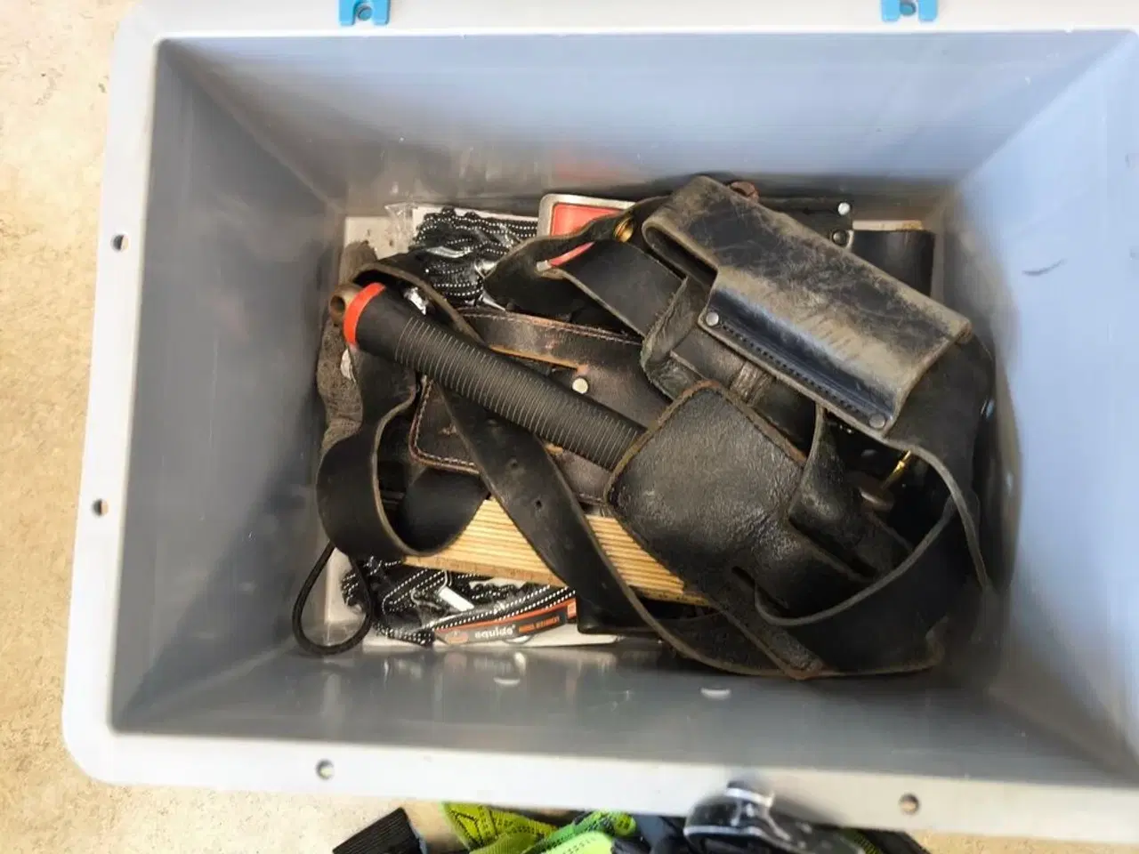 Billede 2 - Kasse m. sikringsgrej samt div.