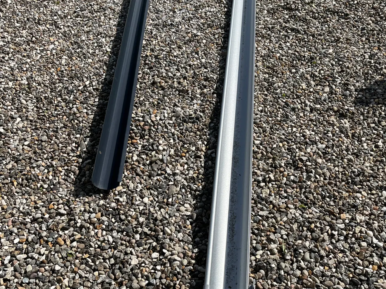 Billede 1 - Tagrender, en i stål og en i plastic.